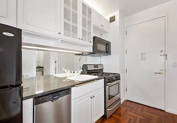 3rd image of 250 E 54th St APT 20E