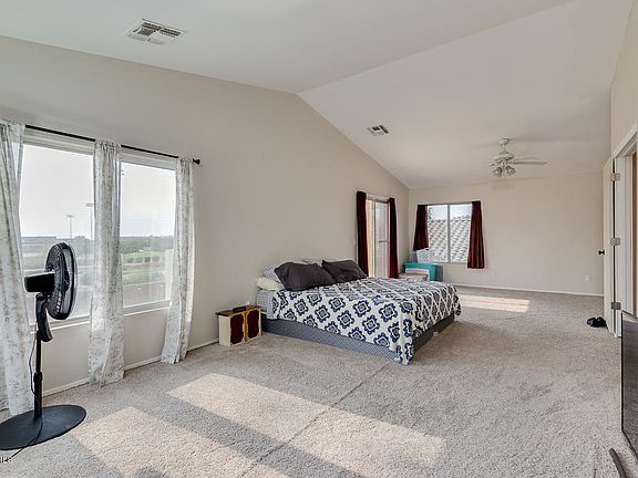 4th image of 840 S Chatsworth