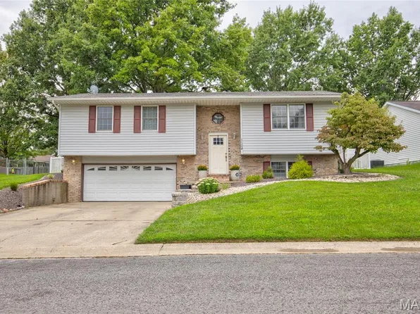 1104 Briarwood Dr, Bethalto, IL 62010