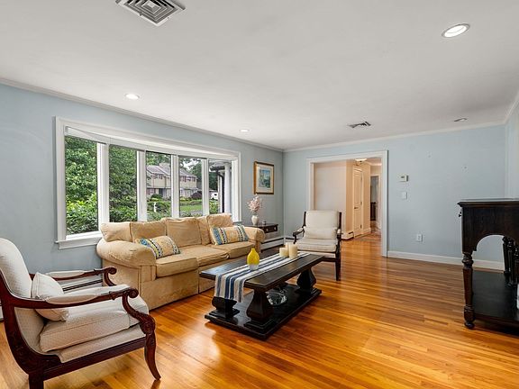 5th image of 74 Spring Valley Rd