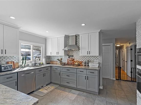 3rd image of 10 Redwood Dr