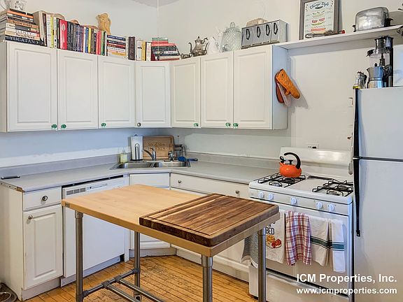 2nd image of 3641 N Paulina St #2