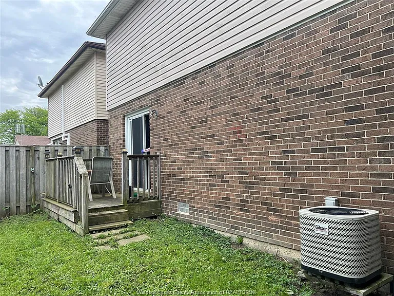 1464 Bayswater Cres — Photo 25