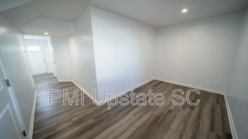 3 bed, 2.5 bath, 1620 sqft, $1,695 — Photo 4