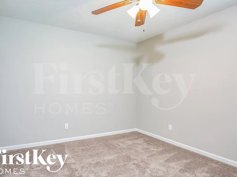 961 SW College Park Rd — Photo 8