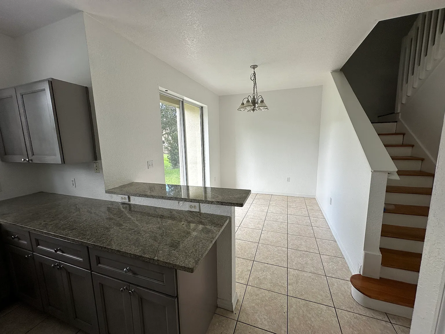 3 bed, 2.5 bath, 1330 sqft, $1,750 — Photo 3