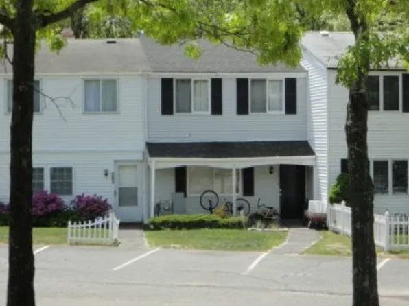 202 Hill Cir, Calverton, NY 11933