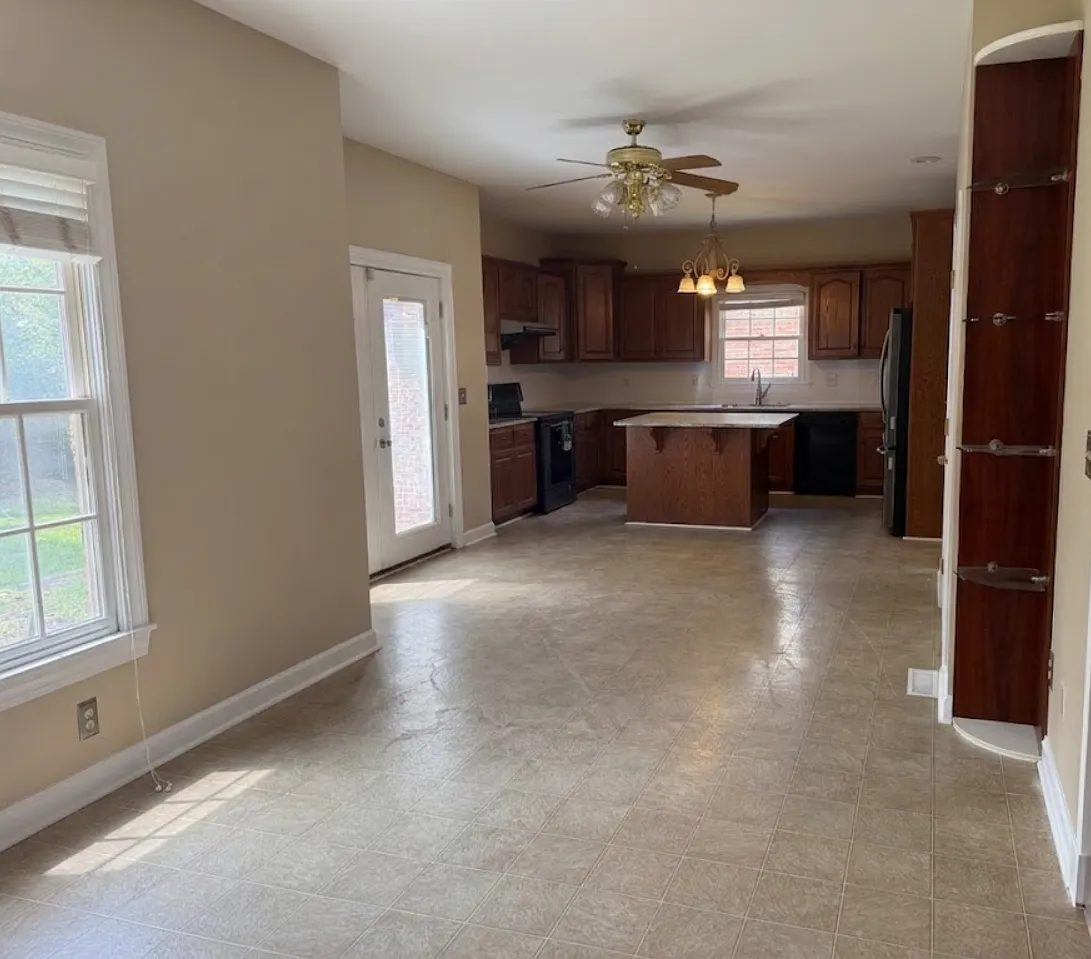 4 bed, 2.5 bath, 2419 sqft, $2,300 — Photo 4
