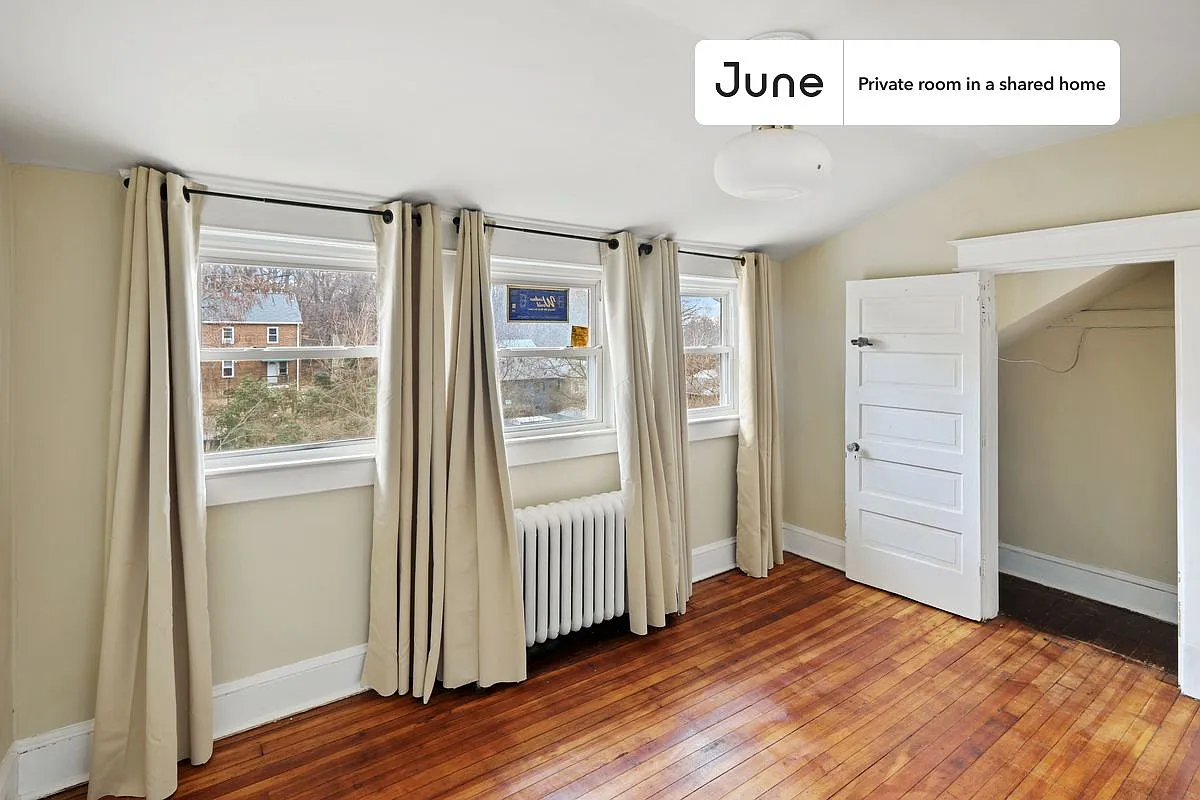 Building Photo - 1334 Newton St NE #D