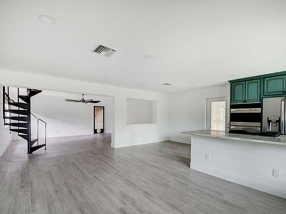 4th image of 1724 Crestwood Blvd