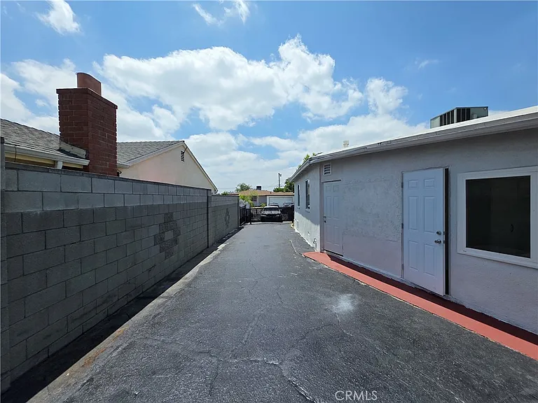 8834 Stansbury Ave — Photo 19