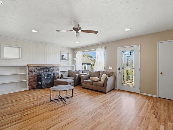 4th image of 810 E 16th Pl