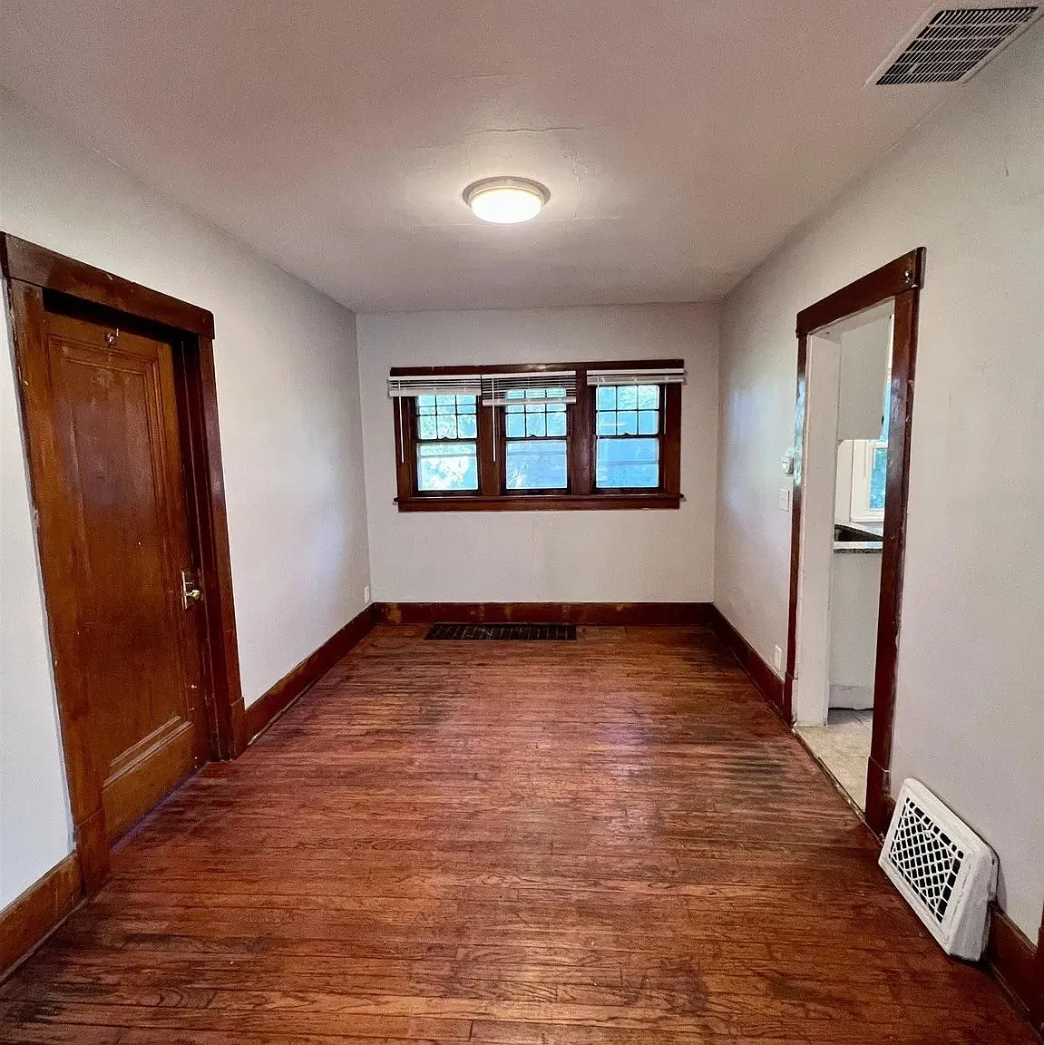 3 bed, 1.0 bath, 1129 sqft, $1,139 — Photo 4