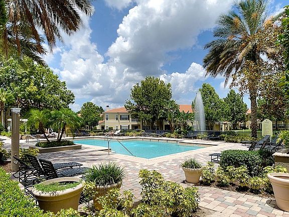 3rd image of 814 Arbor Lakes Cir