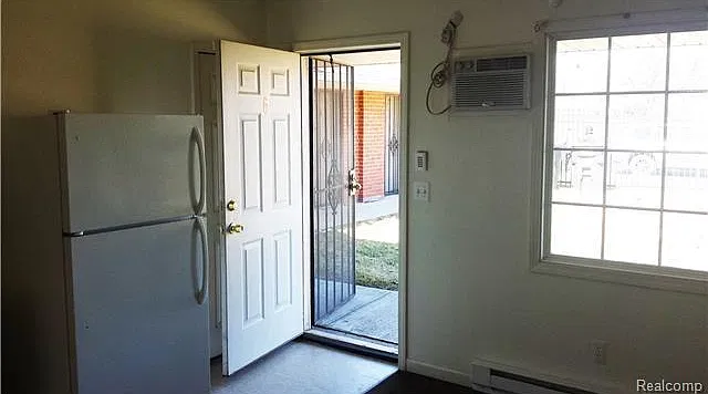 12927 Plymouth Rd — Photo 3