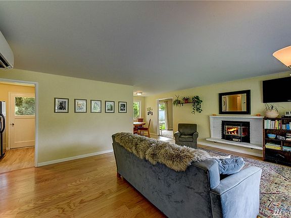4th image of 4911 Vista Pl