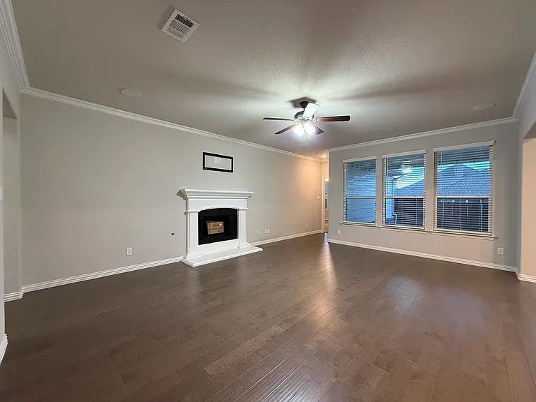 1717 Victoria Dr — Photo 6