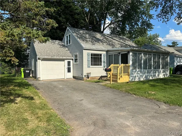 216 Crestwood Dr, North Syracuse, NY 13212