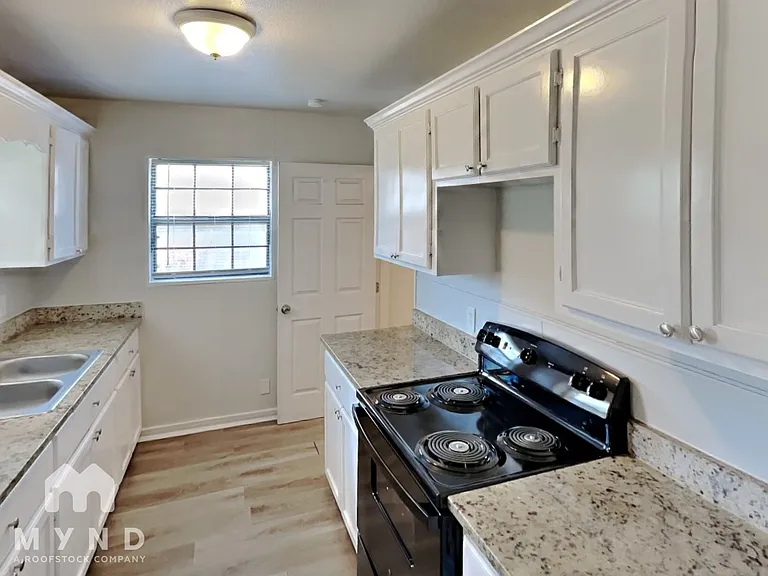 1721 Whiting Dr — Photo 6