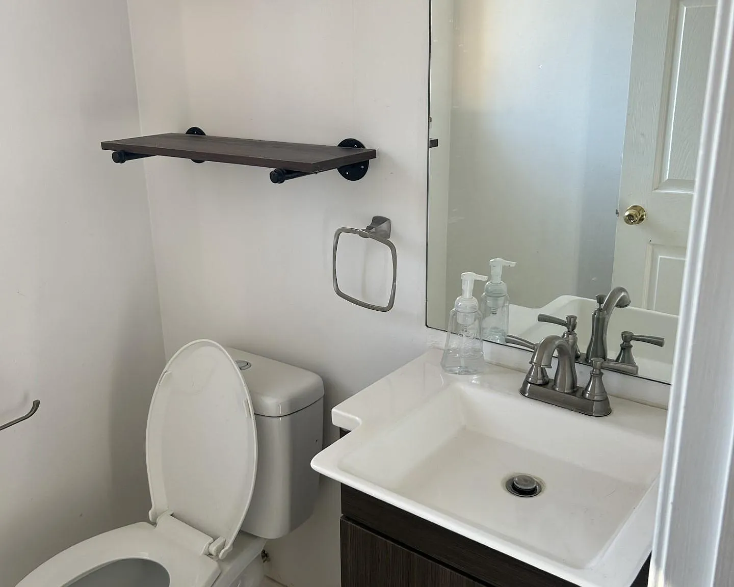 3 bed, 1.5 bath, 1212 sqft, $2,300 — Photo 3