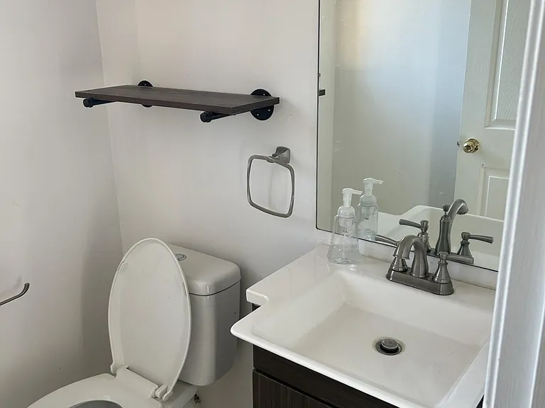 7077 Rolling Hills Dr — Photo 3