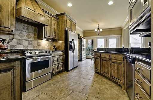 4th image of 1107 NE Thorn Hill Rd