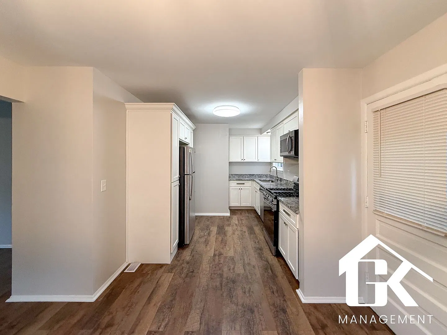 Fully Updated 3 Bed Home W New Appliances In Oak Park! — Photo 4