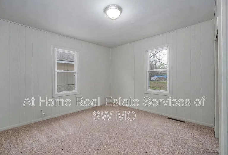 1621 W Lee St — Photo 9