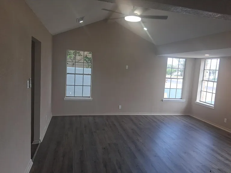 1402 Wood St — Photo 3