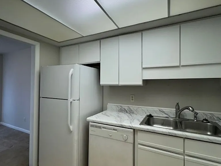 325 S West St — Photo 2