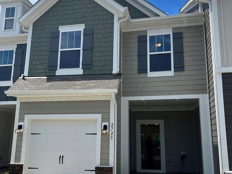 2725 Aubrey St — Photo 1
