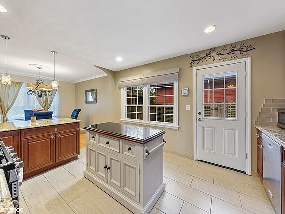 4th image of 332 Nellie Ct