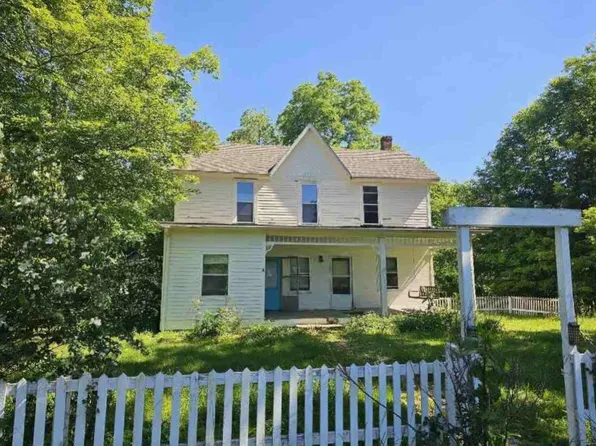 5902 E Blue River Rd, Pekin, IN 47165