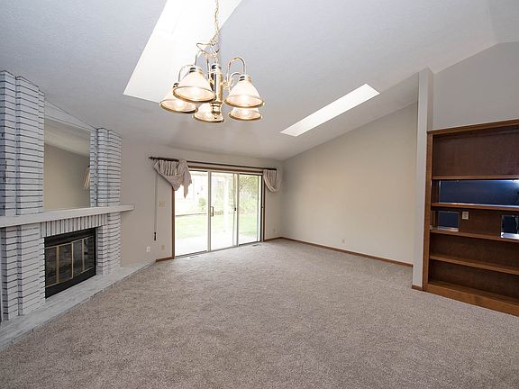 3rd image of 617 Wellington Ct