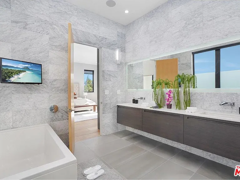 346 N Kings Rd — Photo 31