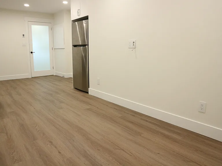 688 Cassiar St — Photo 8