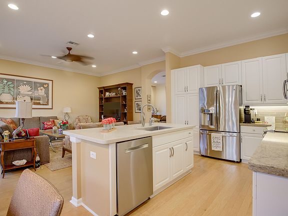 5th image of 6798 Castlemaine Avenue