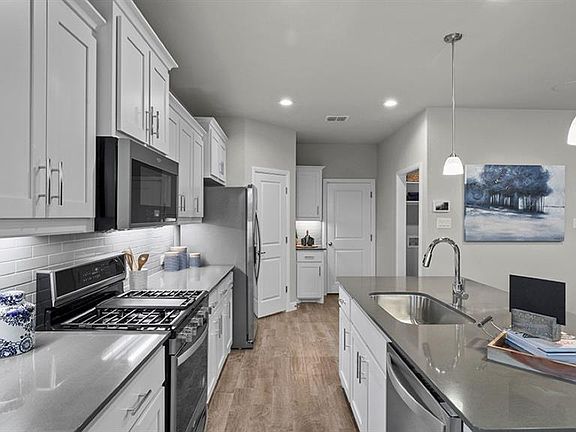 Photos shown here may not depict the specified home & features included are for illustration purposes only.