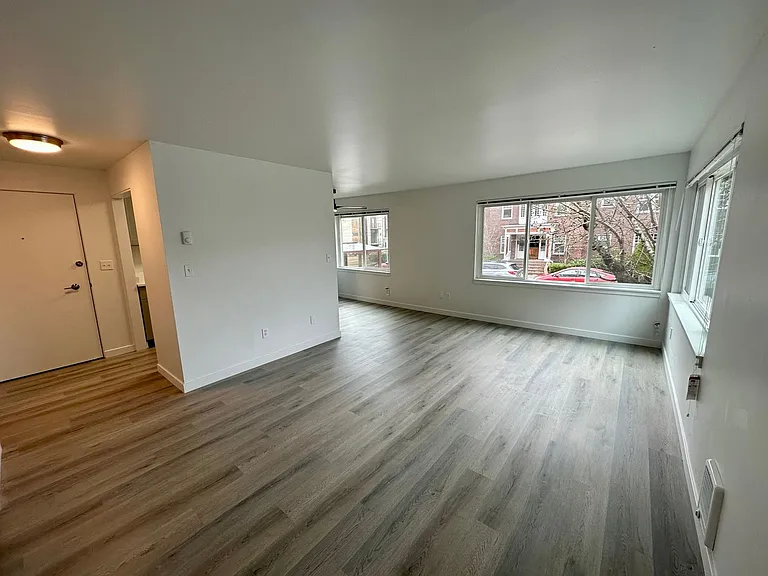 501 Malden Ave E — Photo 7