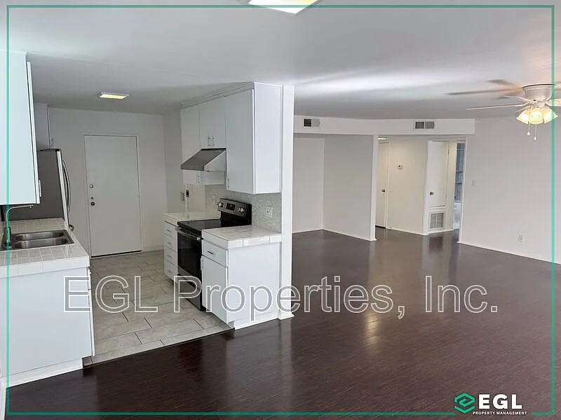 Building Photo - 121 N Croft Ave #206