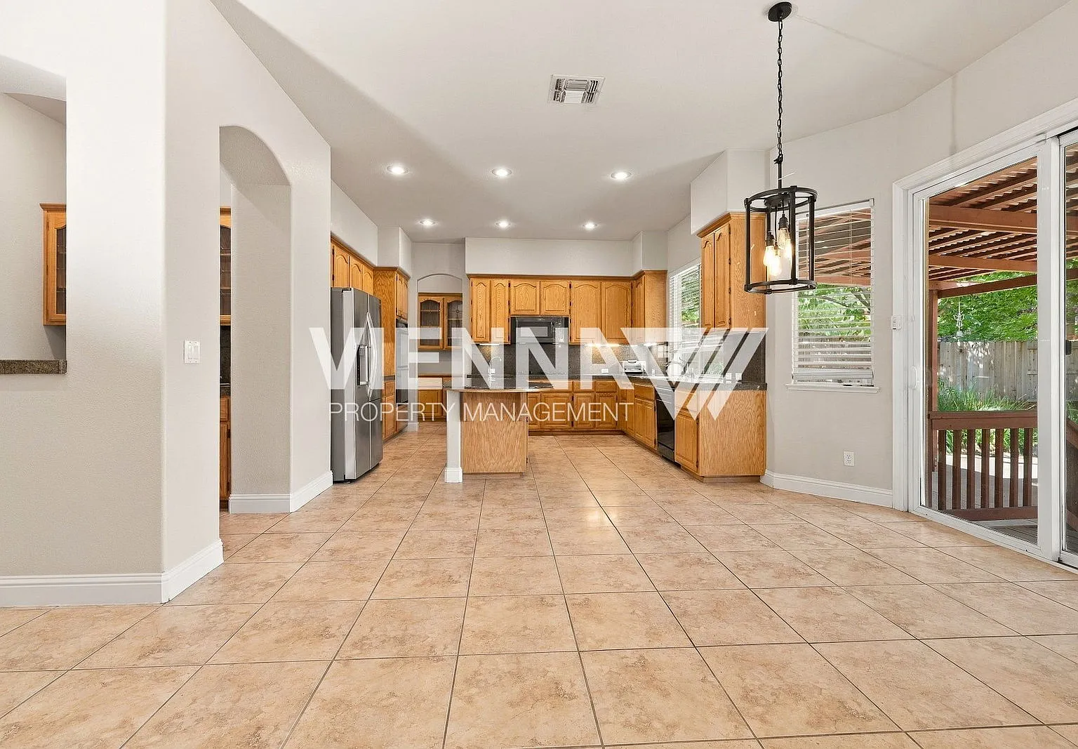5 bed, 3.0 bath, 3755 sqft, $3,995 — Photo 4