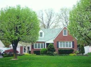 36 Hillside Rd, Farmingdale, NY 11735