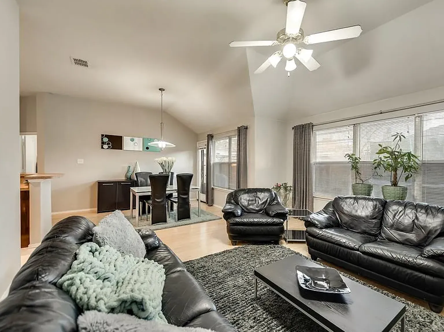 4 bed, 1922 sqft, $2,400 — Photo 3