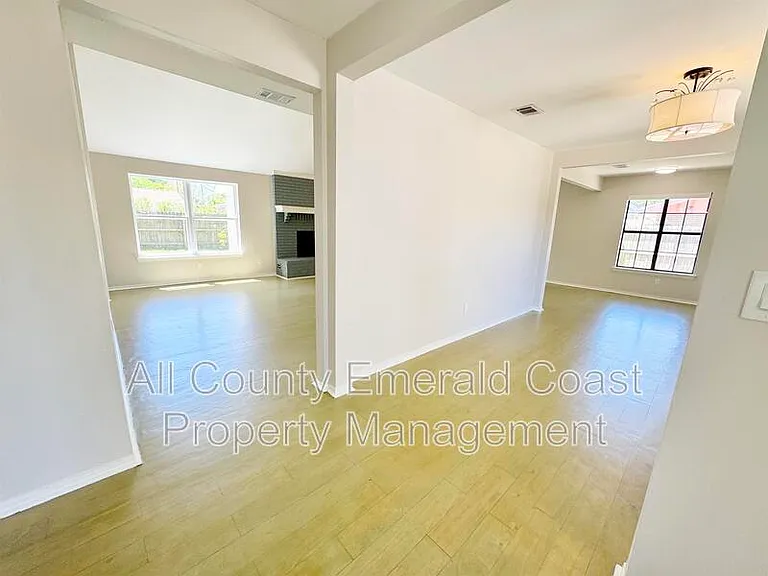 710 Swan Ln — Photo 8