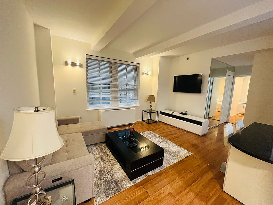 150 W 51st St #835