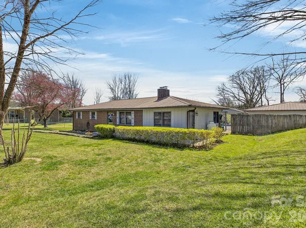 13 Forge Dr, Mills River, NC 28759