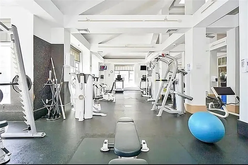2 bed, 2.5 bath, 1369 sqft, $4,500 — Photo 3