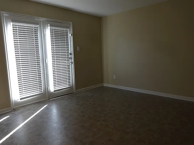 3 bed, 2.0 bath, 1800 sqft, $2,070 — Photo 4