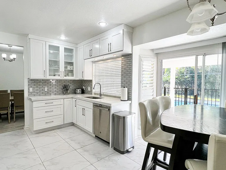 4772 Windsor Ave — Photo 8