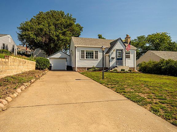4th image of 825 W 10th St